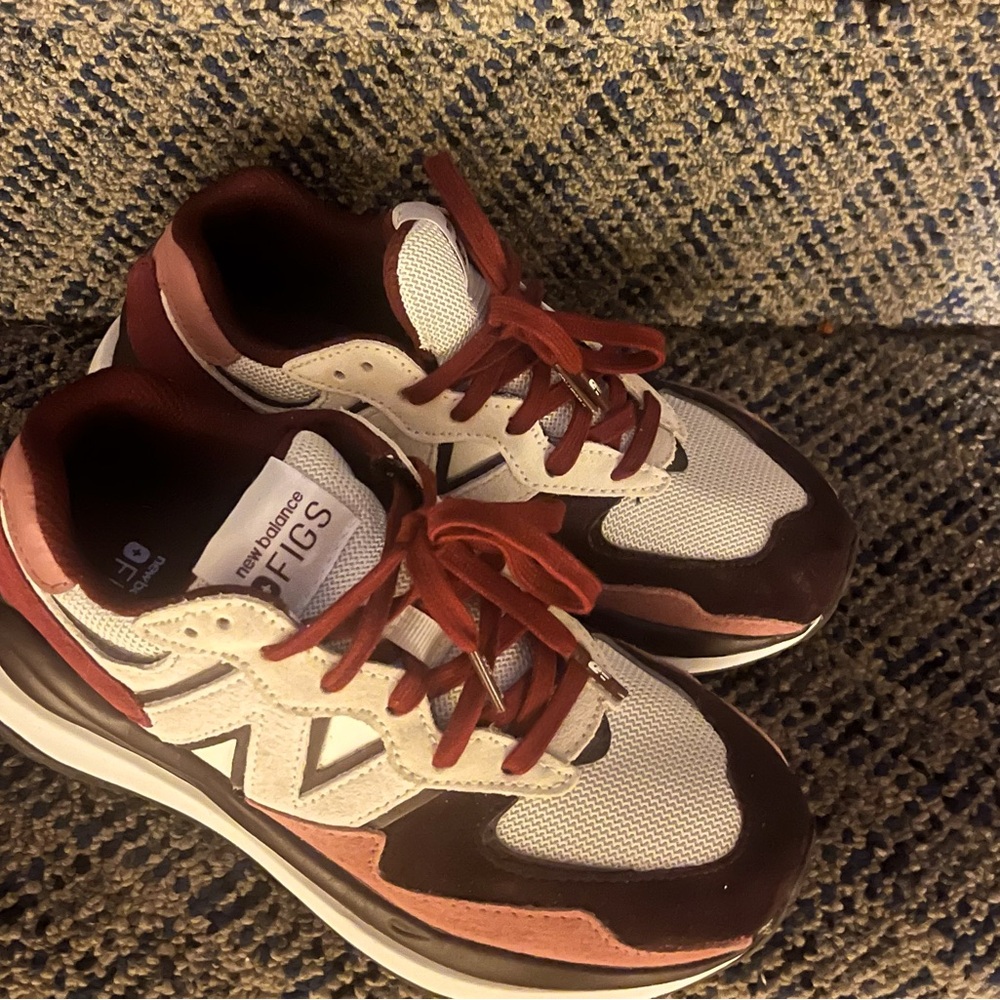 Figs mauve sneakers great condition very comfortable women's size 7